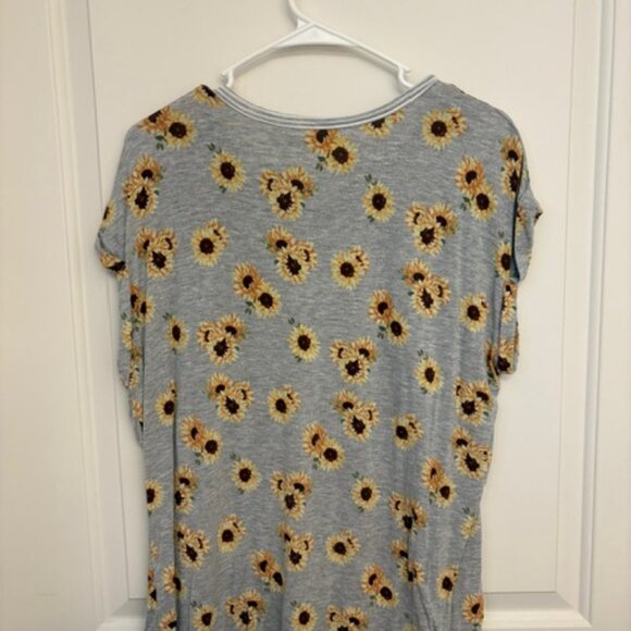 Gray Sunflower Print T-Shirt with Striped Pocket - Picture 3 of 4
